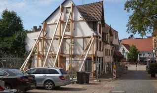 Statt Postkartenmaler ziehen die abgesperrten Häuser Lange Straße Nr. 6 und 4 derzeit höchstens Ruinenfans in die Sindelfinger Altstadt.