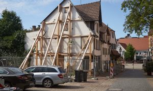 Statt Postkartenmaler ziehen die abgesperrten Häuser Lange Straße Nr. 6 und 4 derzeit höchstens Ruinenfans in die Sindelfinger Altstadt.