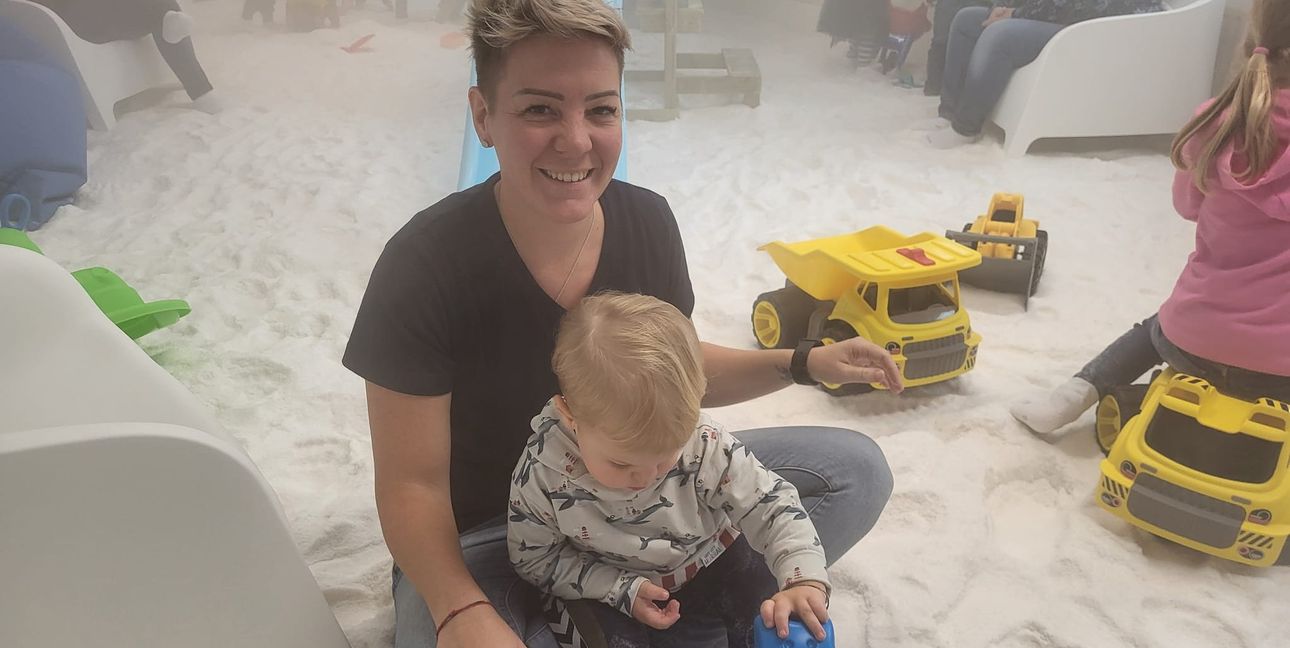 Tamara Baur und ihr Tom: Die Salzkristalle in der Luft machen die Sicht leicht neblig. Und auf dem Boden kann man damit spielen.