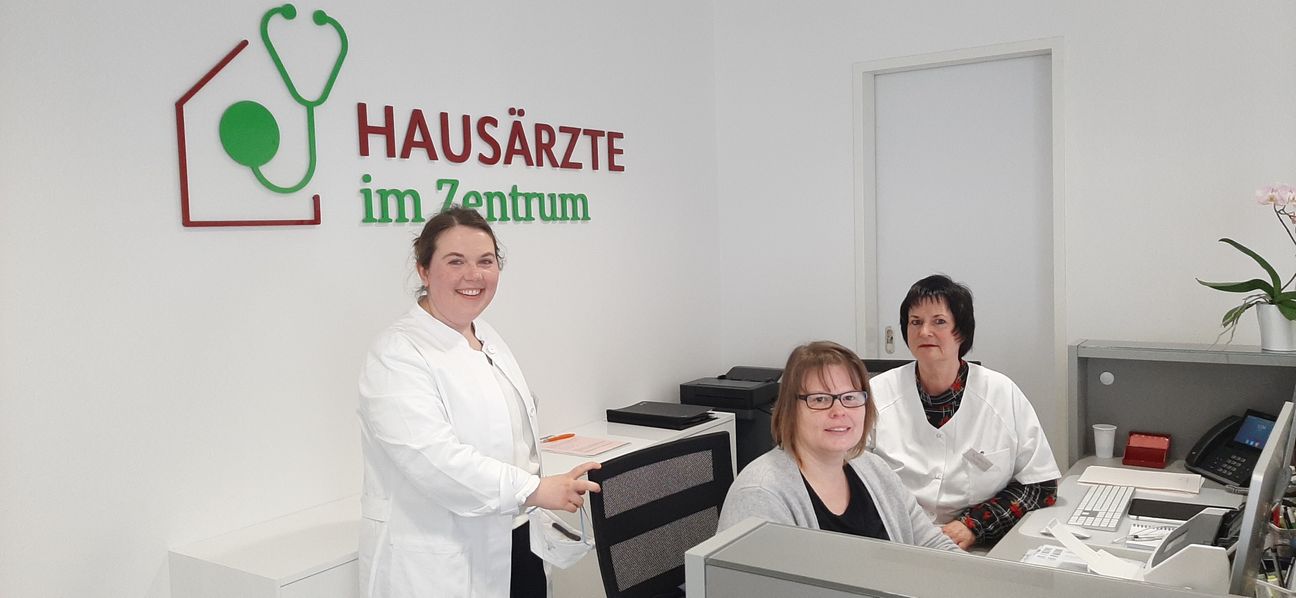 Dr. Veronika Spahlinger (von links) mit den Sprechstundenhelferinnen Melanie Schuster und Birgit Klein. Bild: Elbers