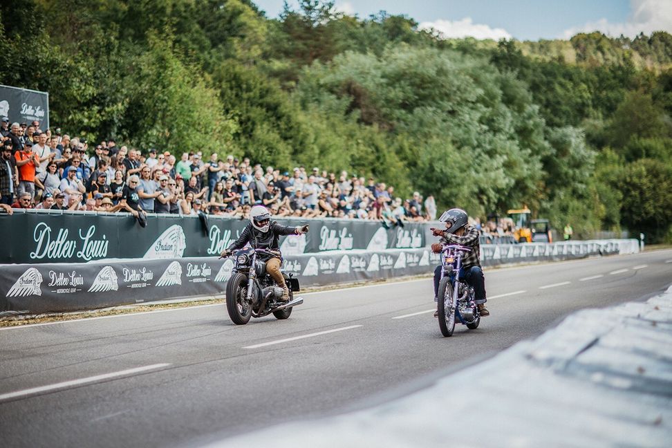 Jeweils zwei Motorräder treten gegeneinander an.