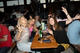 Erst spielte im Außenbereich die Partykultband Lamas und heitzte bis kurz nach 22 Uhr im Außenbereich. Danach ging es weiter mit Fridays Finest im Innenbereich. Eine Mega Stimmung den ganzen Abend über.