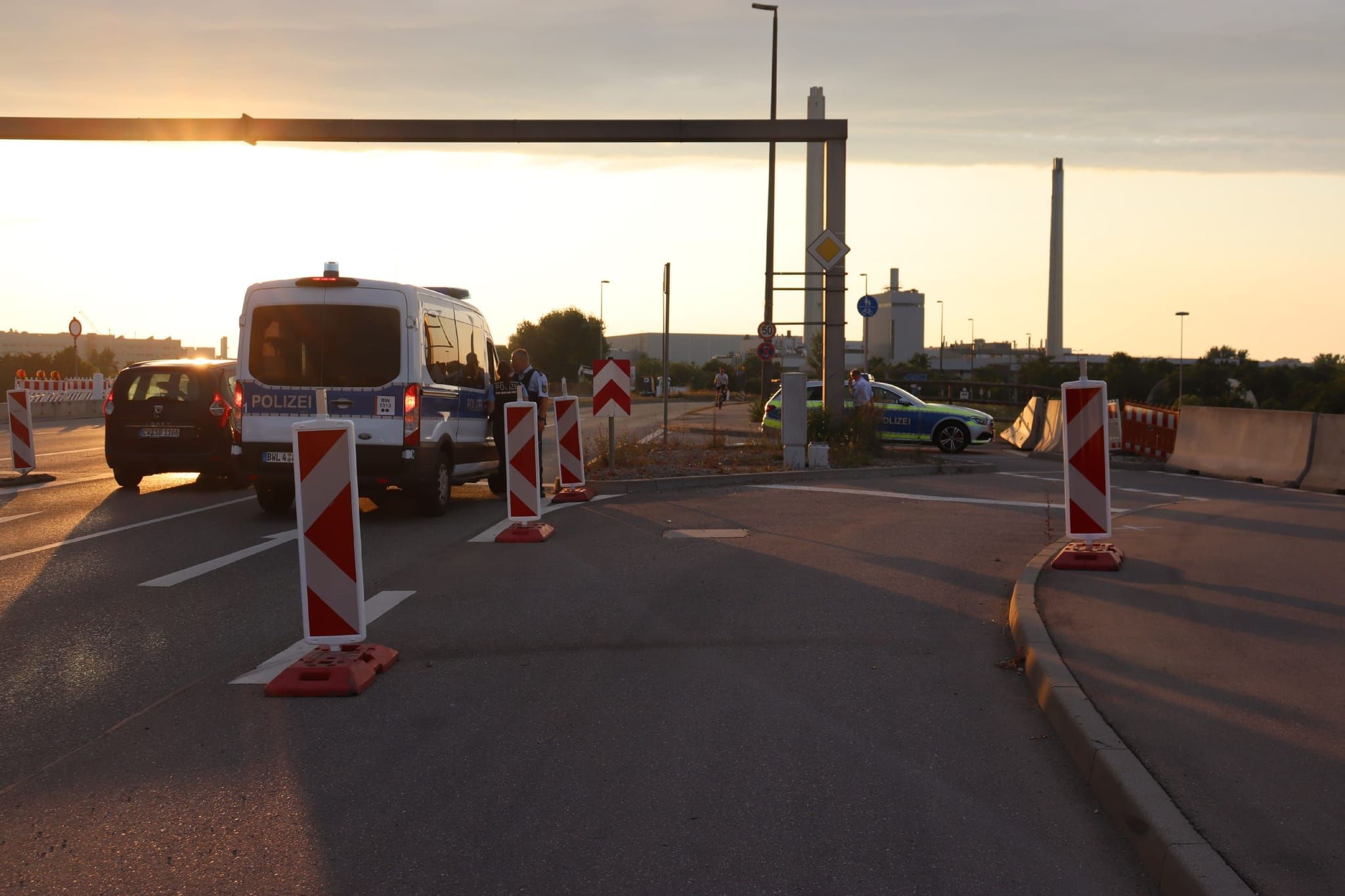 Die Polizei sperrt Straßen.