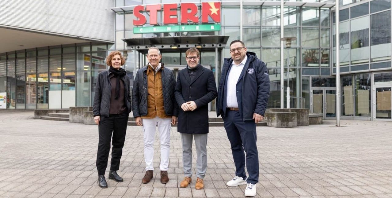 v.l.n.r. Dr. Corinna Clemens (Bürgermeisterin), Andreas Dünkel (Geschäftsführender Gesellschafter Activ-Immobilien GmbH & Co.KG), Markus Kleemann (Oberbürgermeister), Felix Rapp (Geschäftsführer Wirtschaftsförderung Sindelfingen GmbH).	Bild: Activ-Group