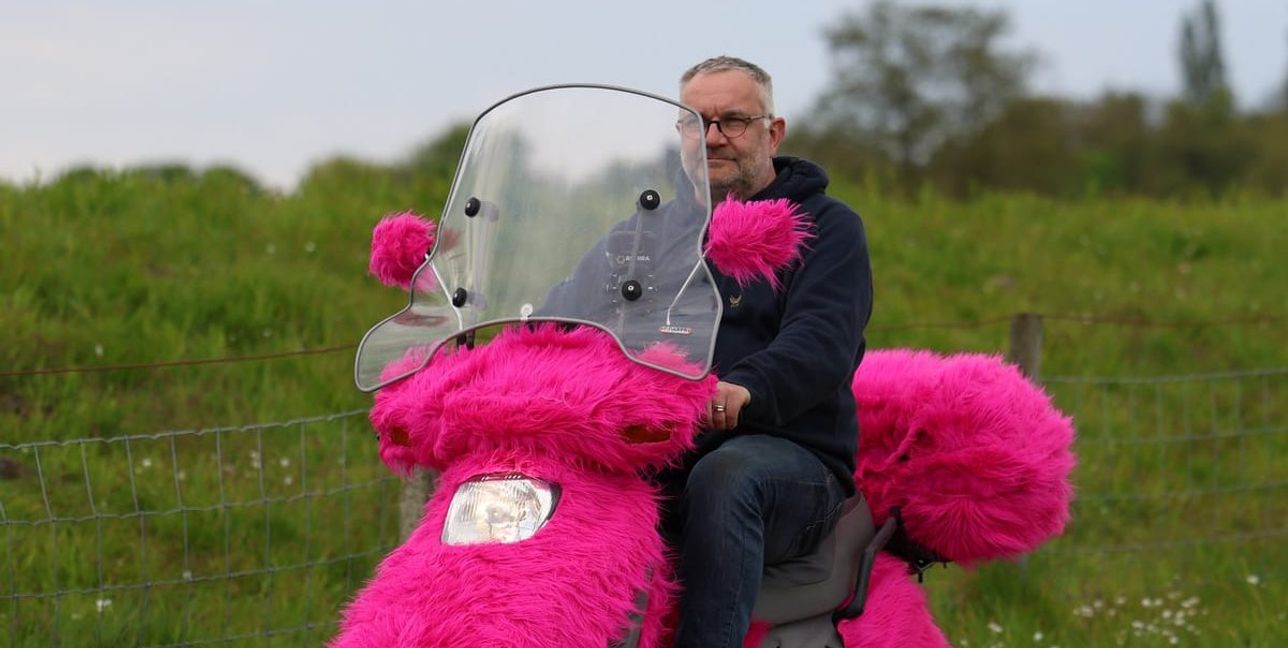 Alex Säger ist mit „Tiffy“ auf der Landstraße rund 3000 Kilometer für den guten Zweck unterwegs.