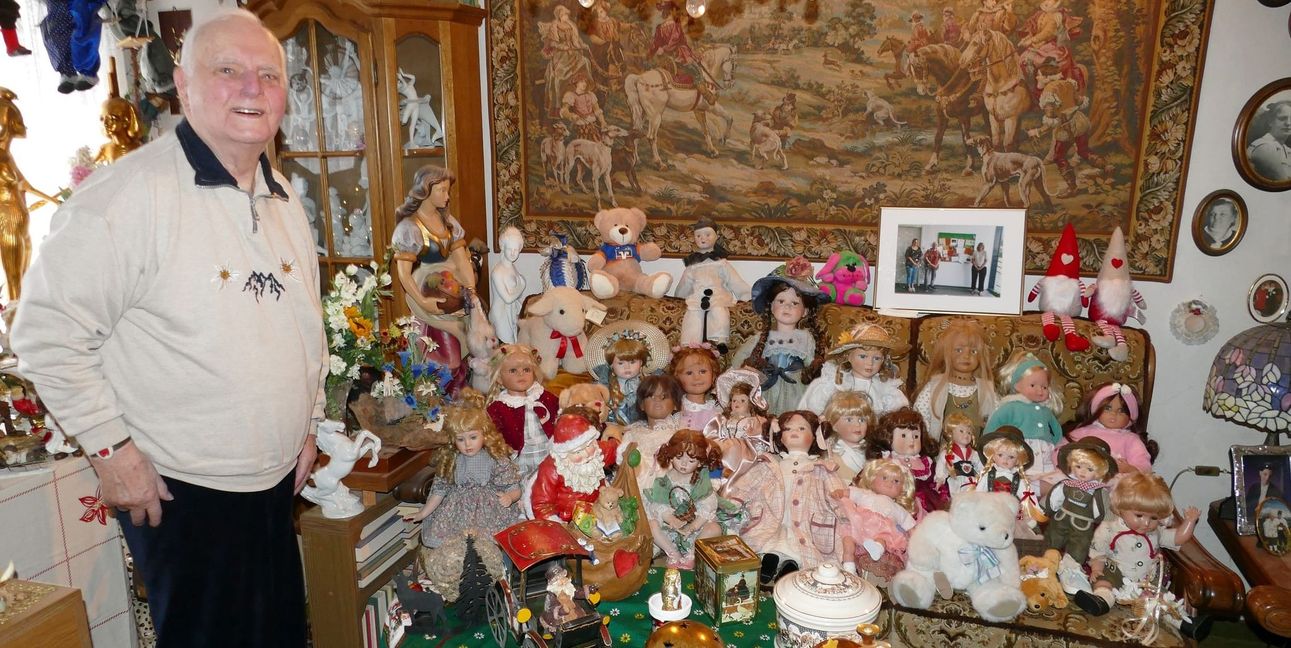 Der Sindelfinger Lothar Jahns mit der großen Puppensammlung in seinem Wohnzimmer. Viel Platz bleibt ihm auf dem Sofa nicht.
