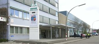 In der Sindelfinger Messehalle sind Geflüchtete untergebracht. Bild: z