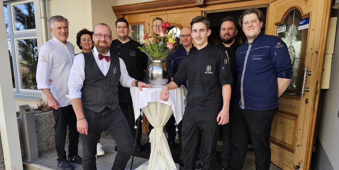 Ein starkes Team steht hinter Andreas Bäßler (mit roter Fliege).