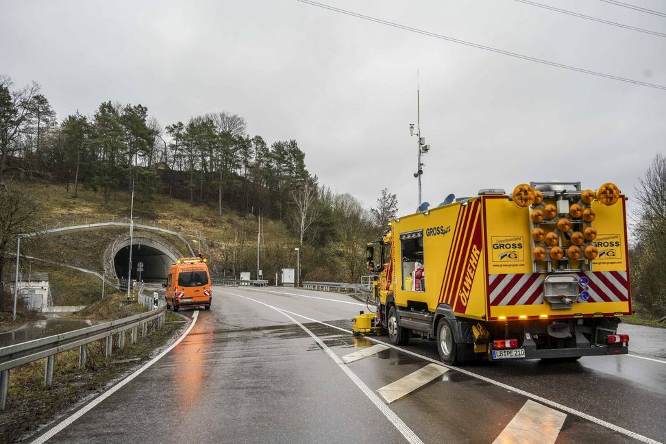 Mit Ölspurmanschinen kämpfte die Straßenmeisterei gegen das Öl. Bild: SDMG/Dettenmeyer