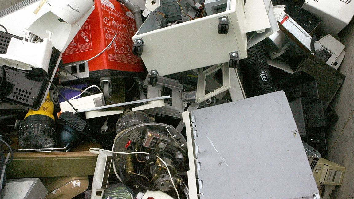 Alte Computer und sonstiger Elektroschrott liegen in einem Container zur Abfallentsorgung. (Illustration)