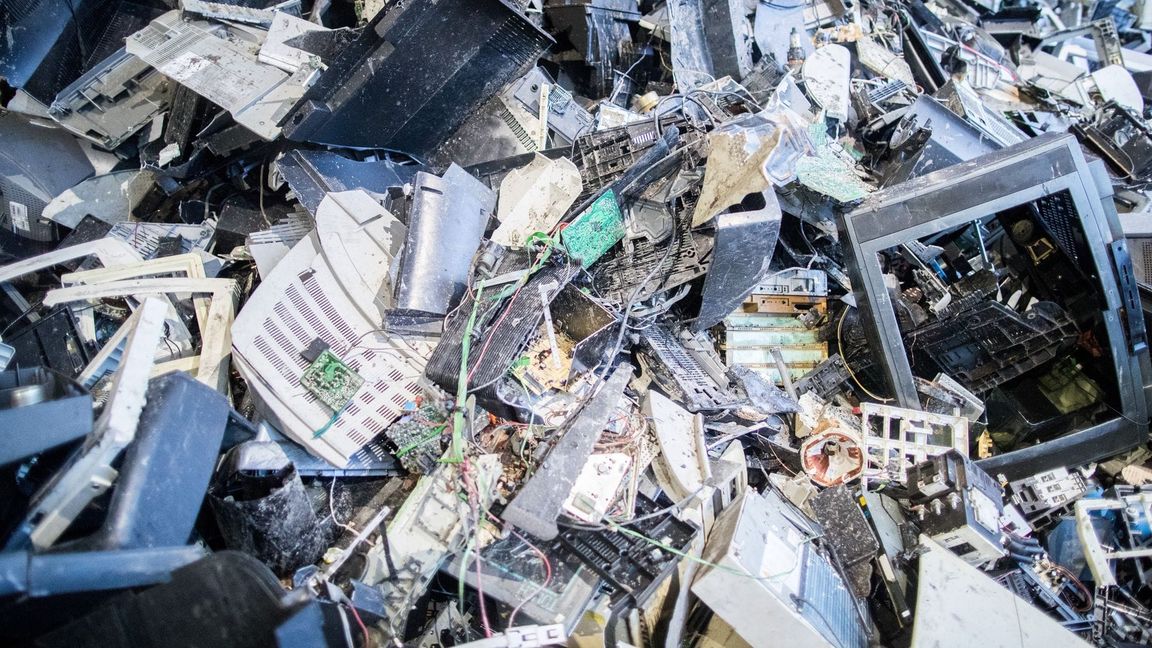 Elektroschrott liegt in einer Halle einer Recyclingfirma. (Archivbild)