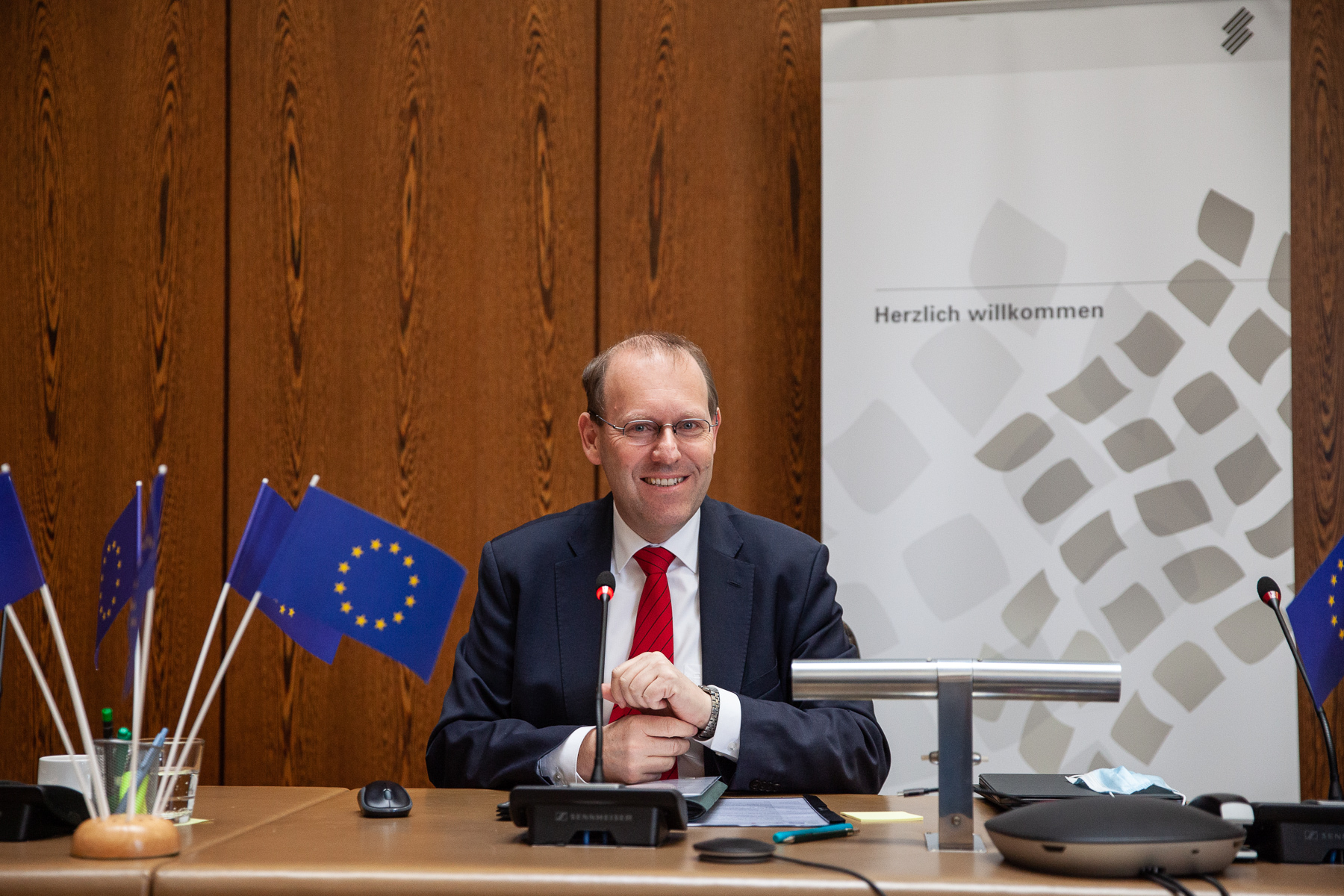 Sindelfingens Oberbürgermeister Dr. Bernd Vöhringer bei der Online-Konferenz. Bild: z