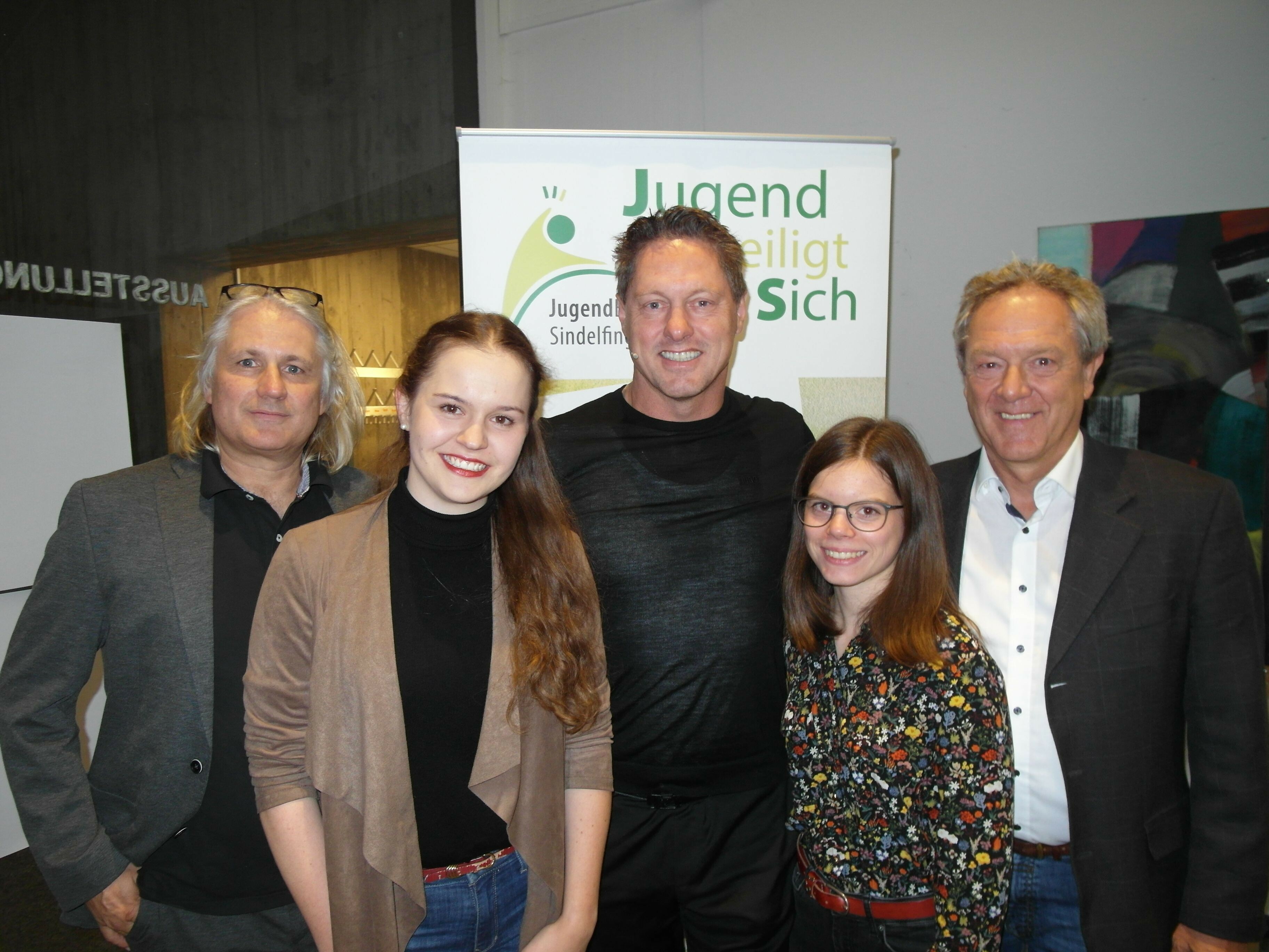 Peter Braumann (Vorsitzender des Stiftungsrats der Bürgerstiftung Sindelfingen), Hannah-Lea Braun Jugend-Bürgerstiftung), Gorden Wagener (Chief Design Officer der Daimler AG), Ann-Mareike Schmid (Jugend-Bürgerstiftung), Jörg Prigl (stellvertretender Vorsitzender des Stiftungsrats und Prjektleiter für
das Veranstaltungsformat „Sindelfingen hautnah“).