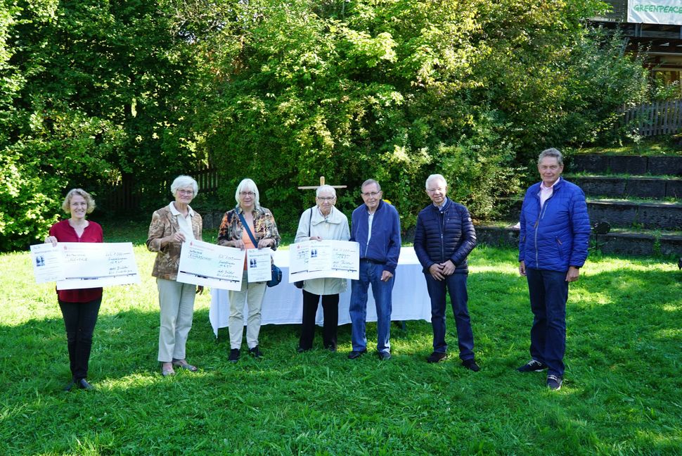 Tina Grassl, Anita Jaus, Ursula Frank, Mechtild und Walter Schröder und Dieter Kurzidim freuen sich über den von Norbert Brüderl (von links) überreichten Martinspreis. Bild: Heiden