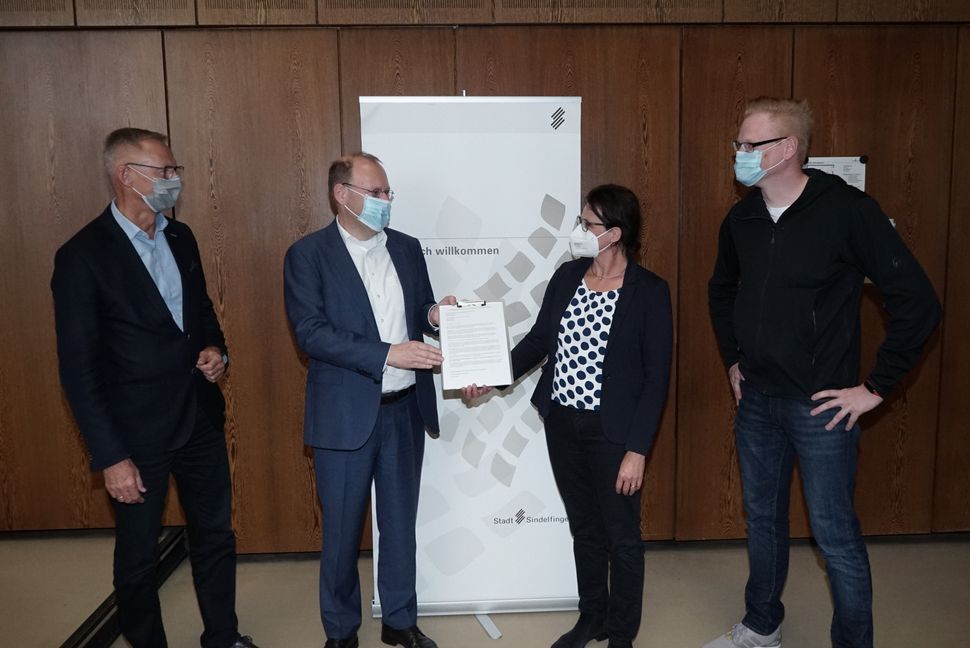 Sindelfingens Erster Bürgermeister Christian Gangl, OB Dr. Bernd Vöhringer, GEB-Vorsitzende Kerstin Schmenger und GEB-Vorstand Andreas Moriben (von links) bei der Übergabe der Petition gegen höhere Kita-Gebühren.  Bild: Heiden