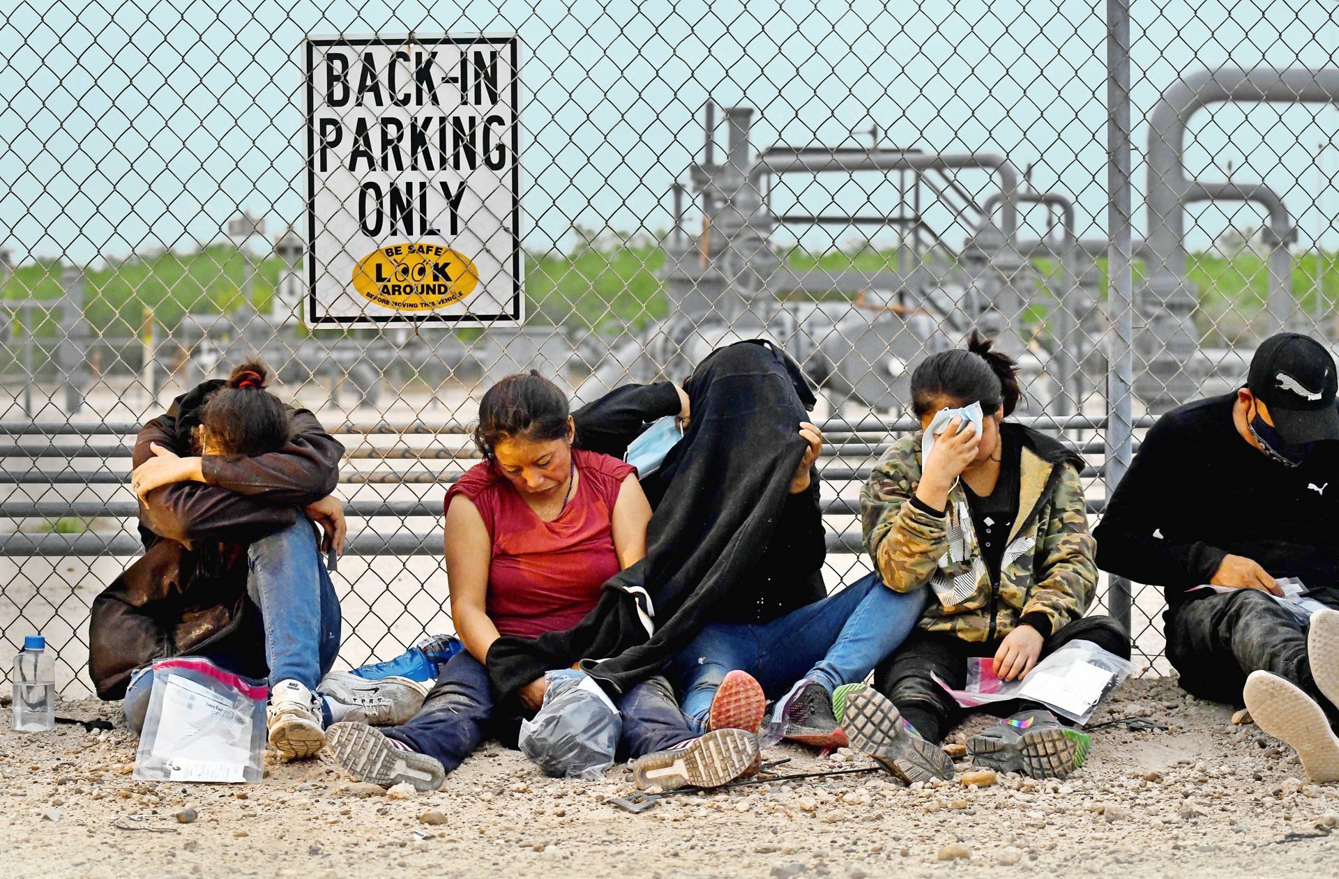 Warten auf den Weitertransport: festgenommene Geflüchtete an der Grenze zu Mexiko
 Foto: imago images/ZUMA Wire/C..