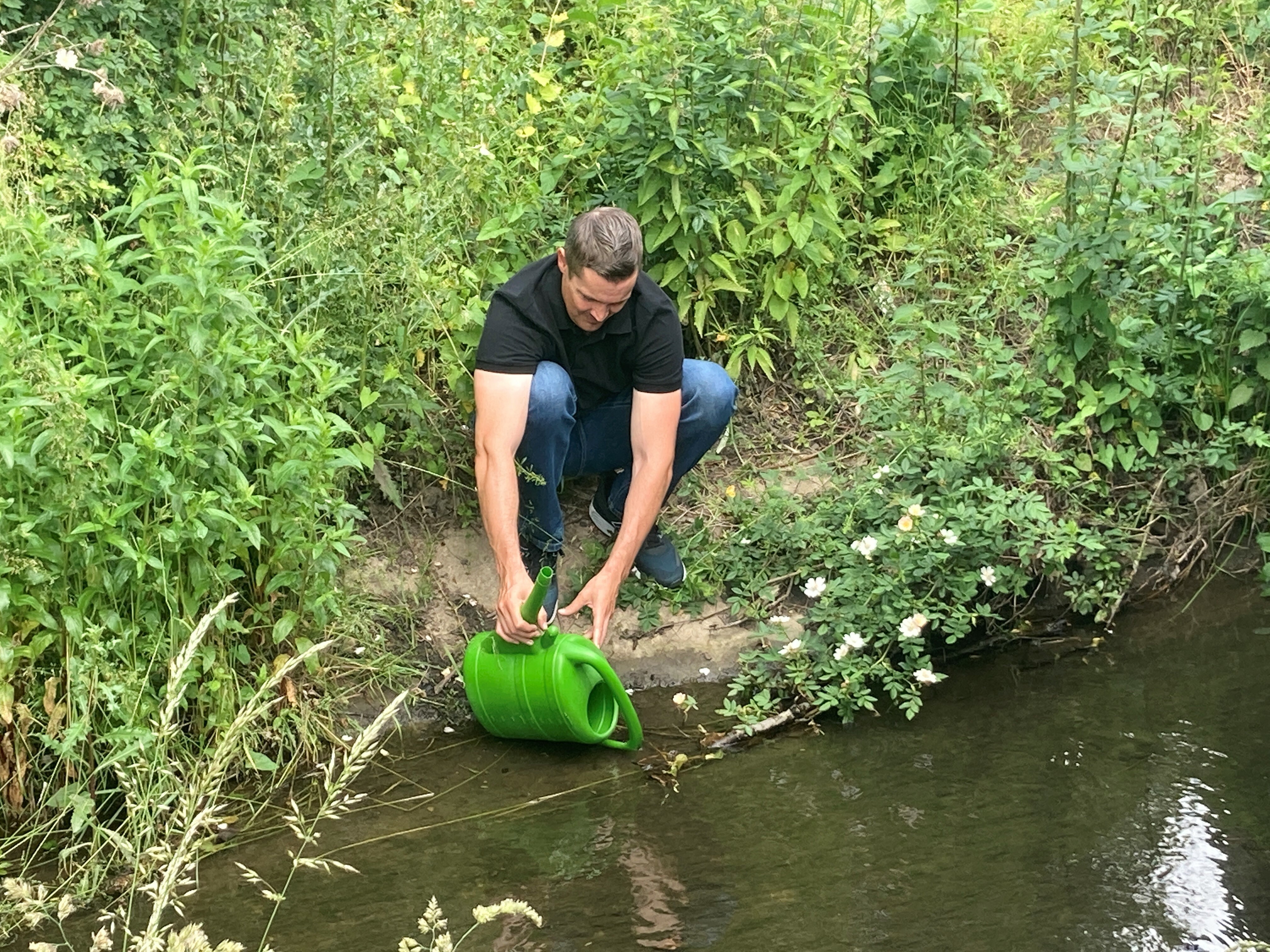 Gießwasser aus dem Bach? Das kann teuer werden. Bild: Jung
