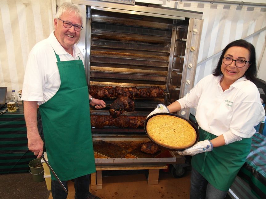 Gert Betz und Isolde Klauß mit einem frischen Zwiebelkuchen aus dem Maichinger Bakchaus. Bild: Staber