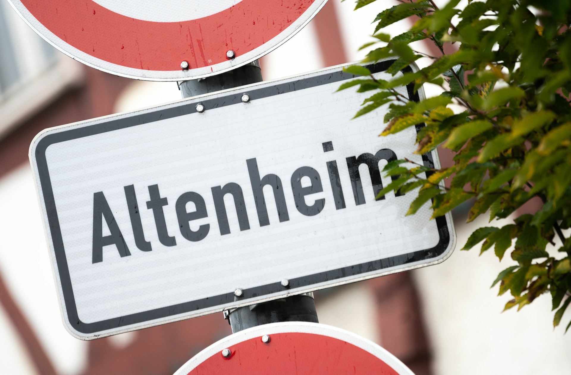 Der Aufenthalt in stationären Einrichtungen ist teuer. Foto: dpa/Sebastian Gollnow