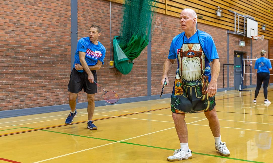 John Sumner (rechts) ist der älteste Teilnehmer am 35. internatinalen Partnerschaftsturnier der Badmintion-Abteilung des VfL Sindelfingen.