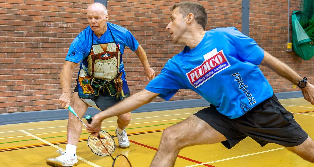 John Sumner (links) gibt keinen Ball verloren.