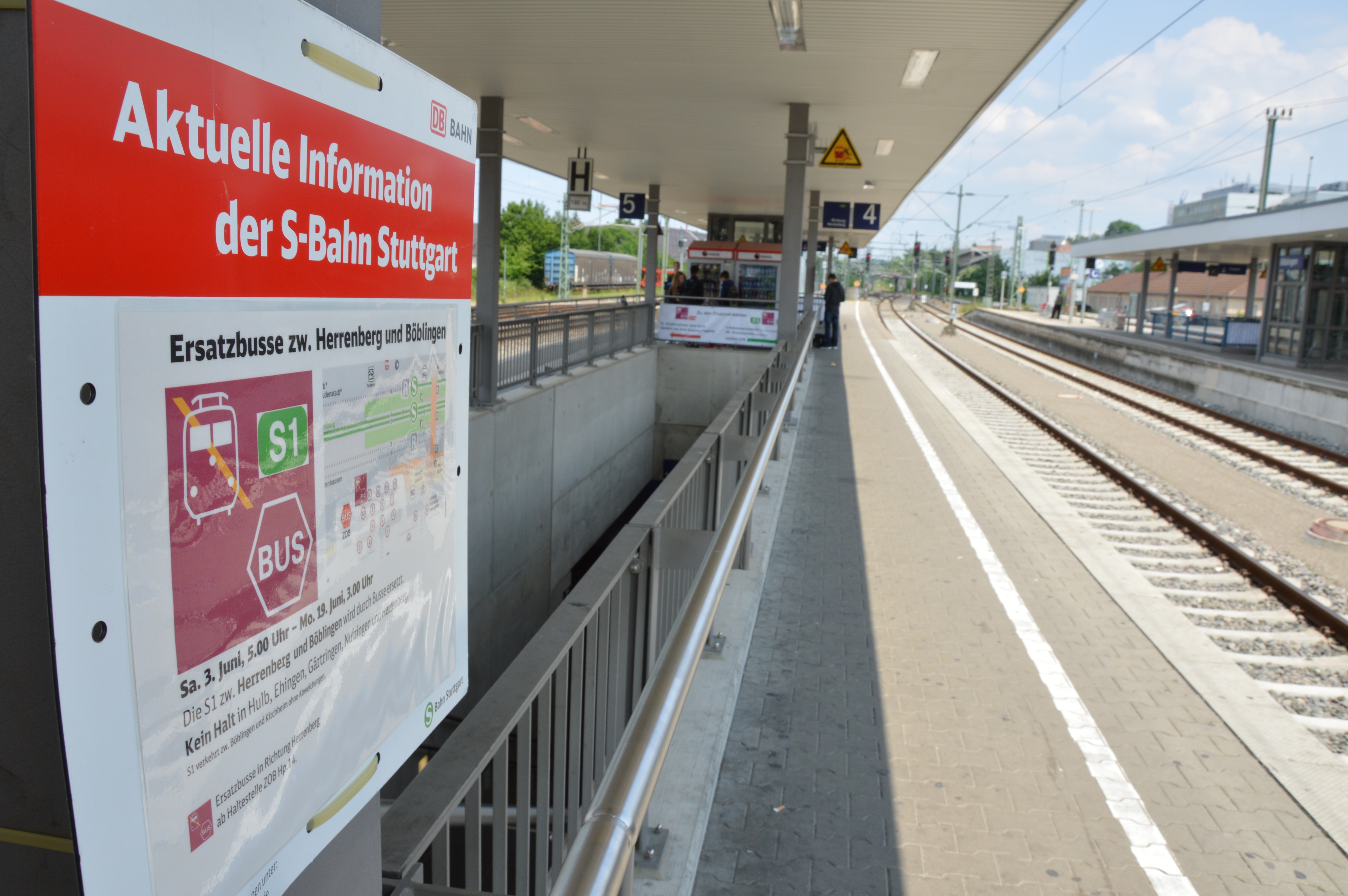 Ab heute ist die Bahnstrecke zwischen Böblingen und Herrenberg gesperrt. In der Zeit bis zum 18. Juni können Pendler mit Ersatzbussen fahren (Bild: Dubiel)
