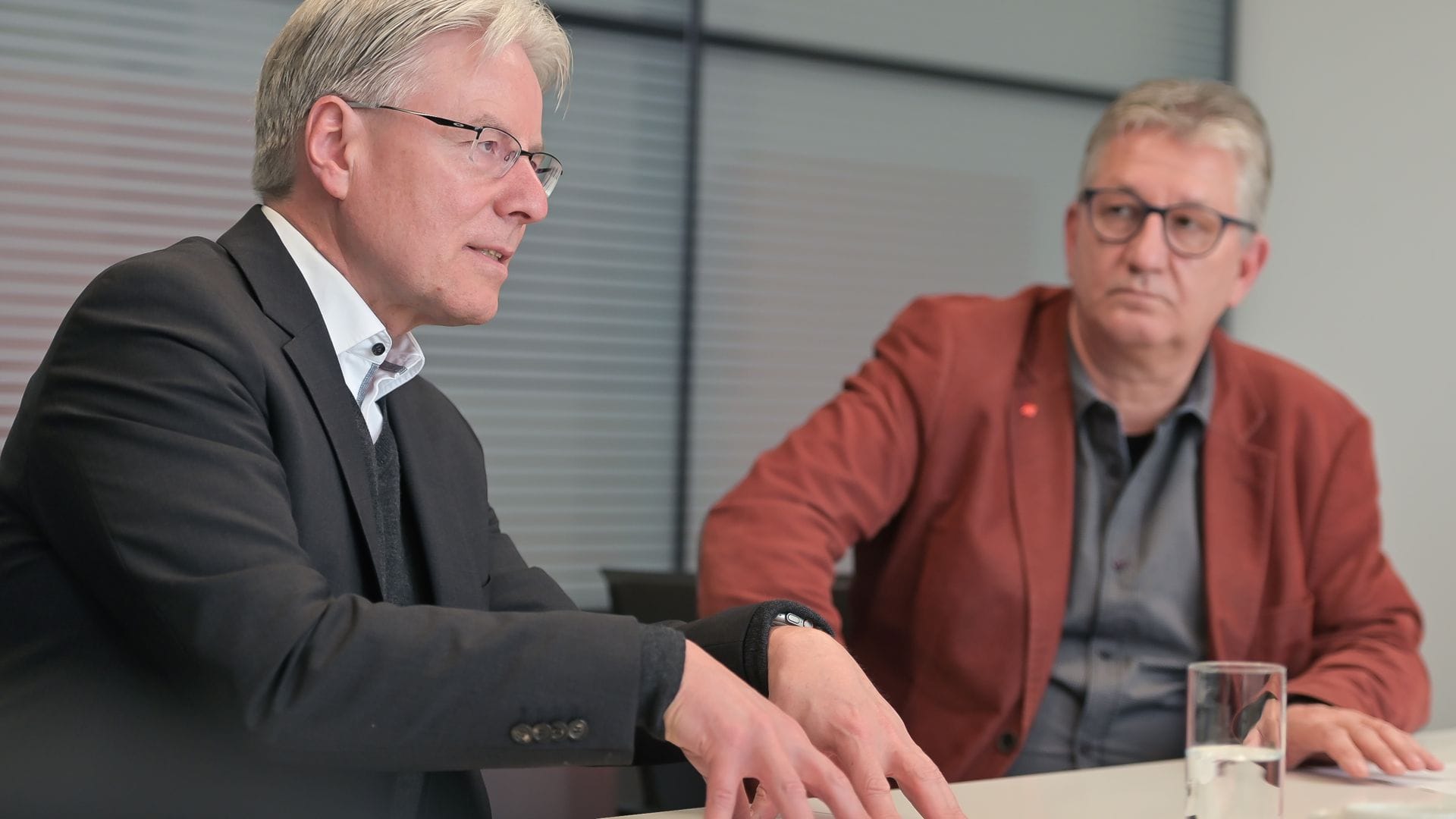 Porsche-Personalvorstand Andreas Haffner (links) und Betriebsratschef Harald Buck im Gespräch über den Stellenabbau beim dem Sportwagenhersteller