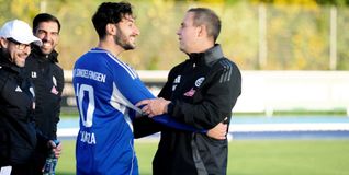 Im Glück: Siegtorschütze Gianluca Gamuzza und Trainer Maik Schütt.Bild: Photostampe