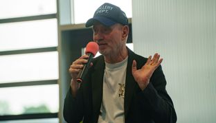 Roland Emmerich bei seinem Besuch im Böblinger Startup-Zentrum AI express am Donnerstag. Bild: Dettenmeyer