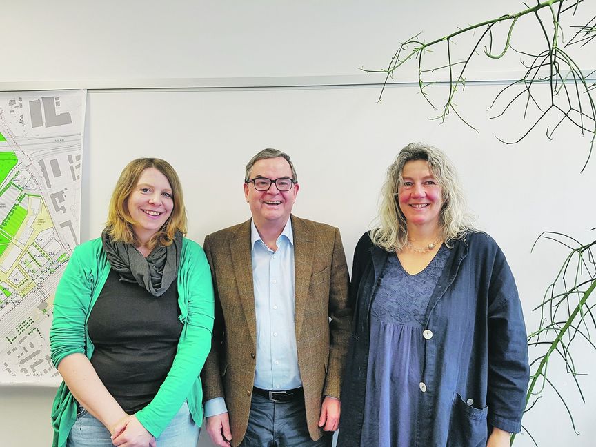 Die neue Leiterin des Stadtteiltreffs Flugfeld Ines Rosner (links) mit Peter Brenner, Geschäftsführer des Zweckverbands Flugfeld Böblingen/Sindelfingen, und Uta Kachel vom Verein für Jugendhilfe. Bild: z