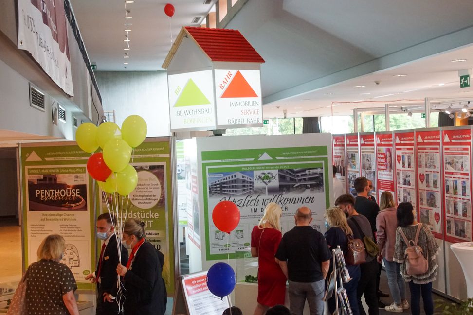 Zwei Zimmer, Küche, Bad oder freistehendes Einfamilienhaus? Bei der Immo-Messe war alles dabei. Bild: Dettenmeyer