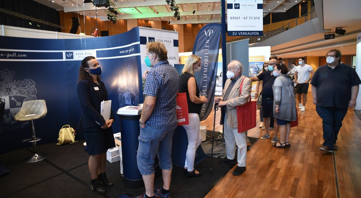 Über viele gute, sehr konkrete Gespräche haben die Aussteller der 23. Immo-Messe von Röhm-Medien in der Böblinger Kongresshalle berichtet. Bild: Reichert