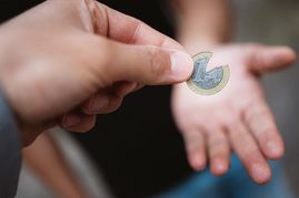 Vom Euro ein Stück abgeknapst: Beim Bürgergeld soll es eine Kürzung um 10 Prozent geben. 
Bild: NGG/Florian Göricke