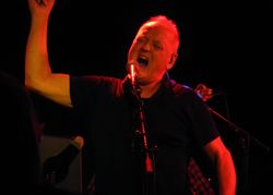 Ob Schwoißfuaß, Grachmusikoff oder Franz Mayer Experience: Alex Köberlein bleibt unverkennbar.