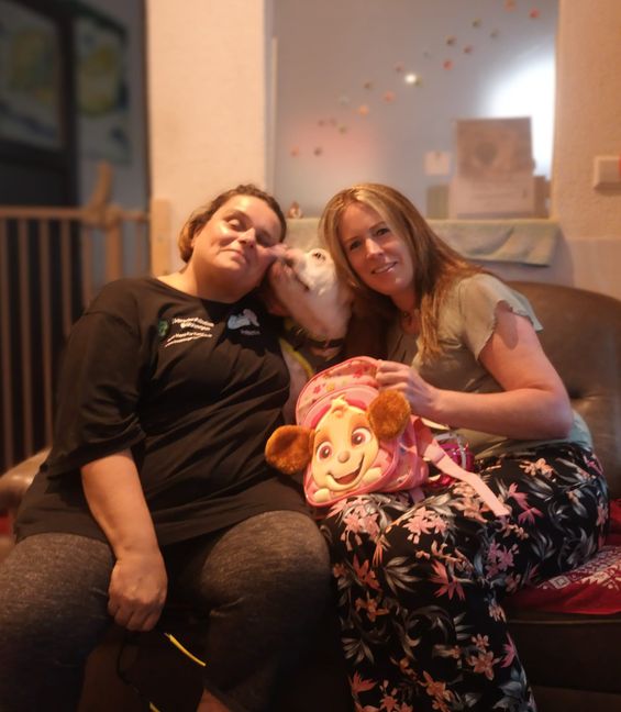 Große Hundeliebe: Hundekörbchen-Leiterin Annette Lehmann mit Vivi und Frauchen Kathrin Kuch-Nerlinger.