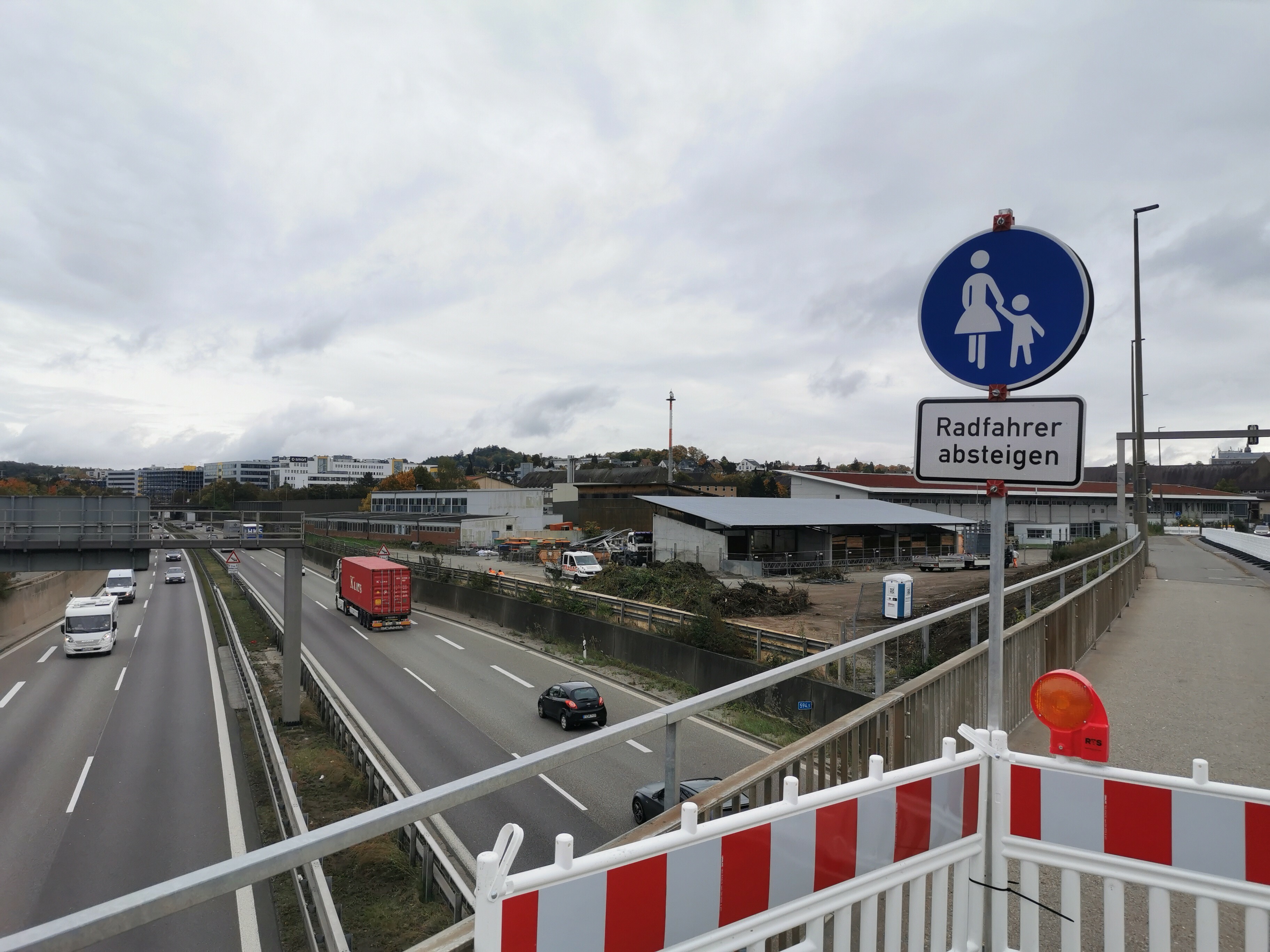 Wenn der A 81-Ausbau ab Juli 2022 richtig ins Rollen kommt, muss der Umbau des Bauhofs der Städte Böblingen und Sindelfingen (Rechts neben der Autobahn) abgeschlossen sein. Dazu müssen beide Städte weiterhin dringend eine Ergänzungsfläche finden.    Bild: Hamann
