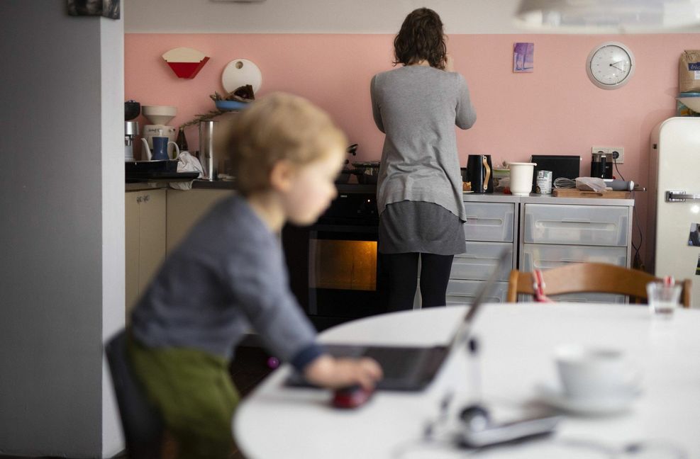 Frauen kümmern sich nach wie vor häufiger um den Haushalt und die Kinderbetreuung als Männer: Schwierig, wenn noch Homeoffice dazukommt.
 Foto: imago//Ute Grabowsky