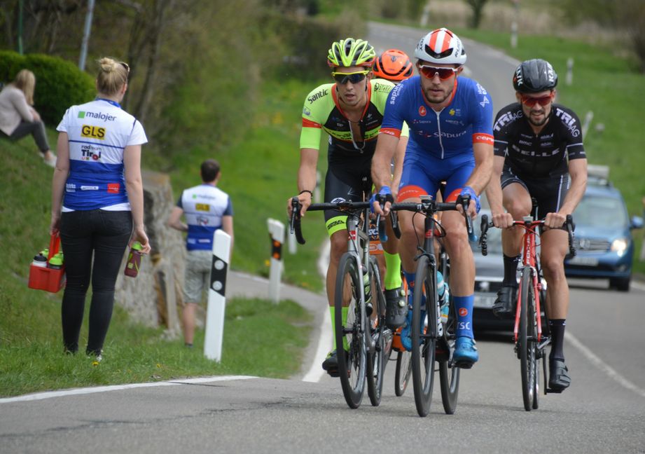Mario Vogt führt am Ostermontag 2019 bei „Rund um Schönaich“ die vierköpfige Spitzengruppe der Elite den Wolfenberg hinauf. Am Ende wird er Dritter.Bild: Reichert