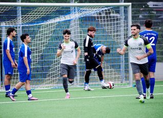 Maichingens Torschütze zum zwischenzeitlichen 0:1, Dzan Komarica (mitte), und Yannick Fellner (rechts) freuen sich über den 3:2-Sieg bei der SV Böblingen 2.