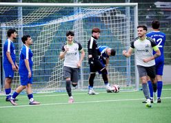 Maichingens Torschütze zum zwischenzeitlichen 0:1, Dzan Komarica (mitte), und Yannick Fellner (rechts) freuen sich über den 3:2-Sieg bei der SV Böblingen 2.