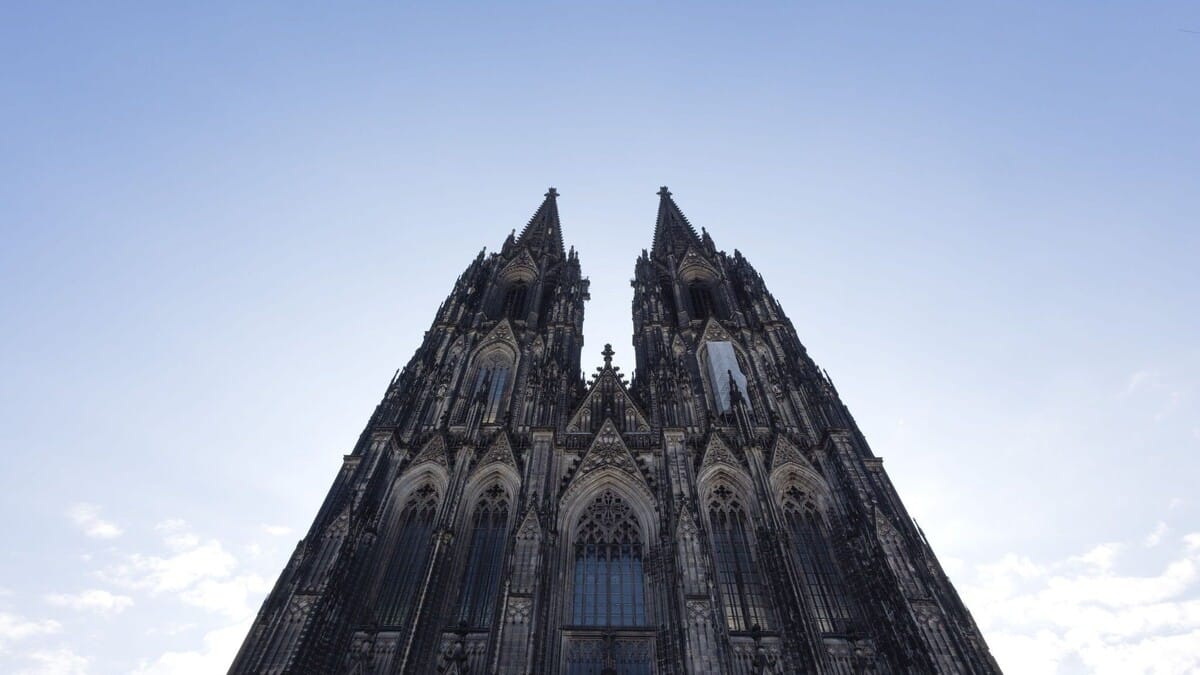 Wer nicht zum Beten kommt, muss zwölf Euro Eintritt bezahlen, um den Kölner Dom von innen zu bewundern.
