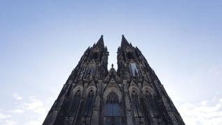 Wer nicht zum Beten kommt, muss zwölf Euro Eintritt bezahlen, um den Kölner Dom von innen zu bewundern.