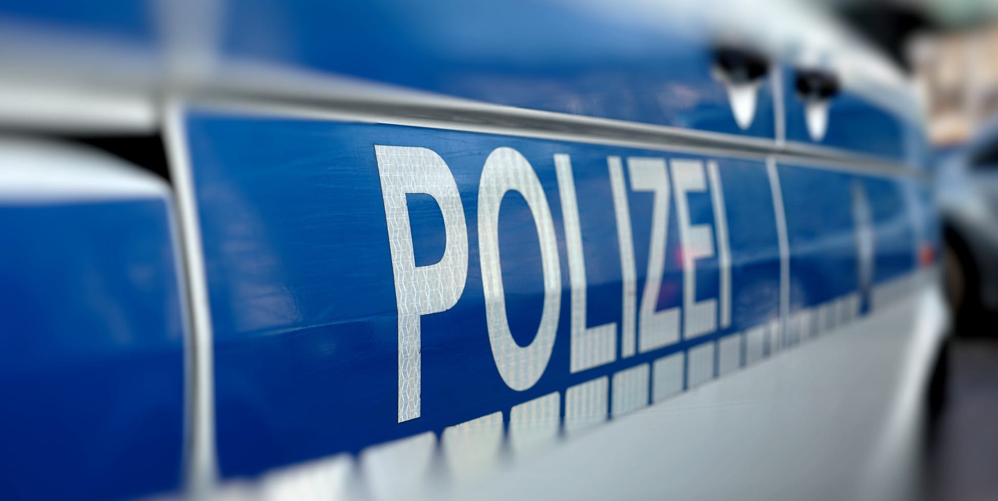 Ohne sich um den Sachschaden zu kümmern, machte sich der Unbekannte aus dem Staub.