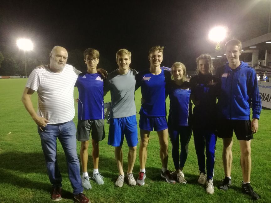 Trainer Harald Olbrich, Felix Krauss, Leonard Baranski, Velten Schneider, Kim Bödi, Antonia Greb und Johannes Kästner (von links)