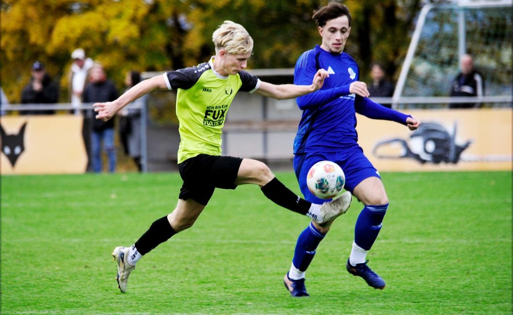Zweikampf zwischen Aidlingens Tim Oehler (links) und Sindelfingens Robin Zell.
