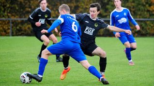 Die SV Böblingen II mit Philipp Graf (links) machte Johannes Rott und der Spvgg Aidlingen beim 1:1 einen Strich durch die Rechnung.