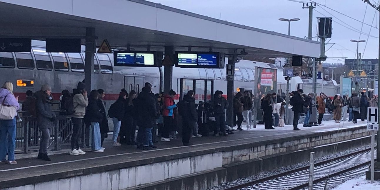 Reisende mussten Geduld im Bahnverkehr mitbringen.	Bild: z