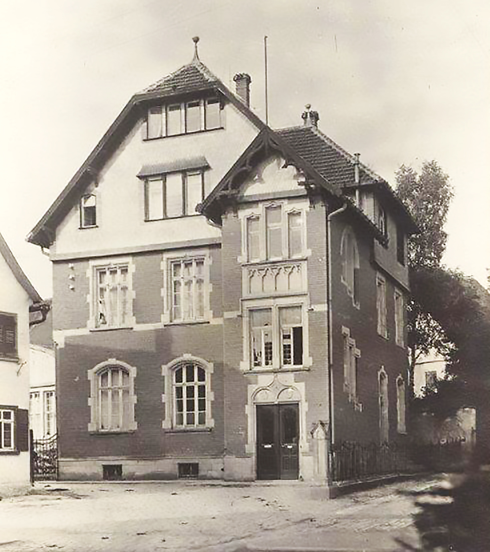 Das Archivbild zeigt eine historische Aufnahme der Webschule. Bild: Stadt Sindelfingen