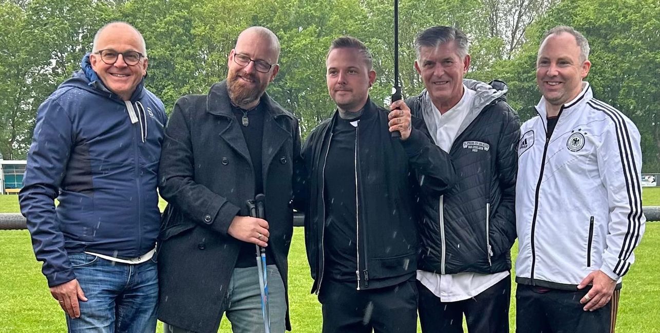 Der Regen konnt die Laune nicht verderben (von links): Thomas Grauel, Präsident Deutsche Notarfußballmannschaft, Andreas Bäßler, Lucas Senzel, Stadionsprecher/-moderator (Kommentator vom VfB Stuttgart Fanradio),  Franz Feckl Präsident der Fußballmannschaft der Spitzenköche, und  Dr. Jan-Christoph Stephan, mitorganisierender Notar aus Reutlingen.