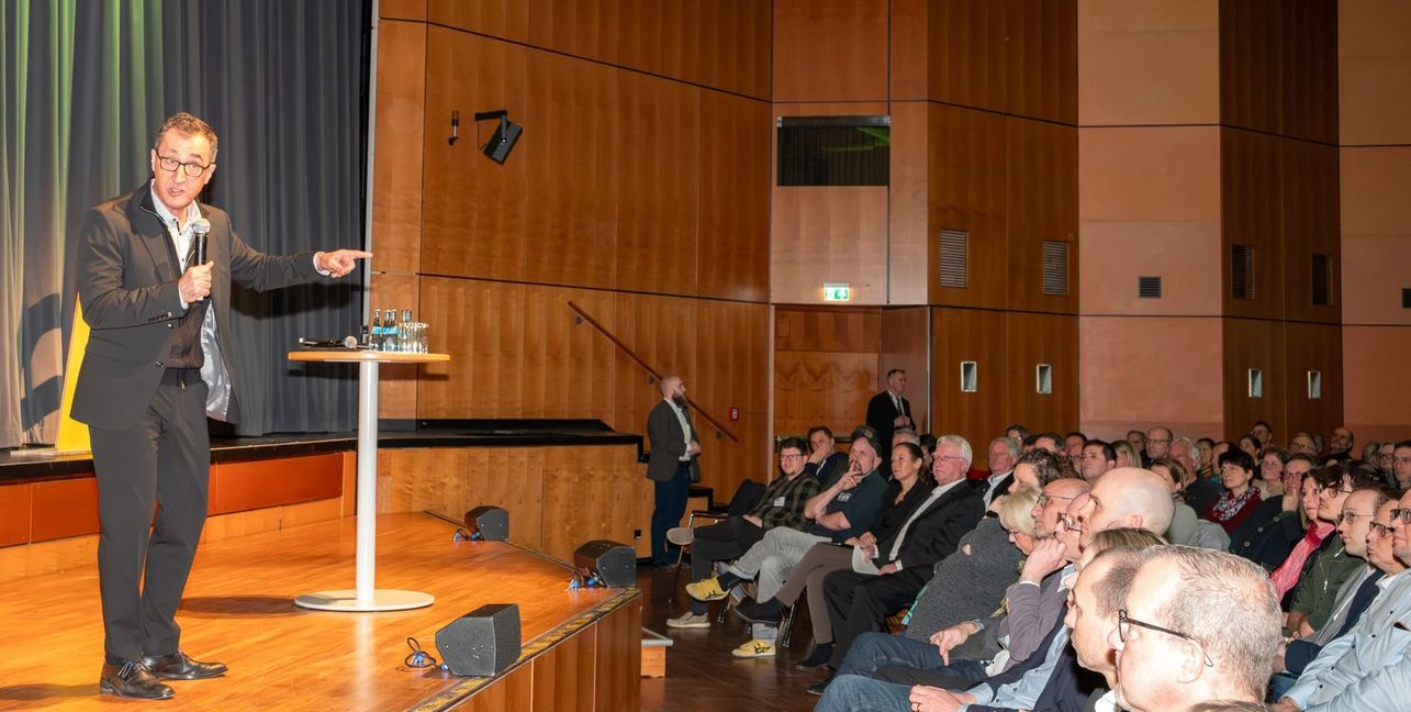 Humorvolle Einlagen und ernste Themen wechseln sich ab.